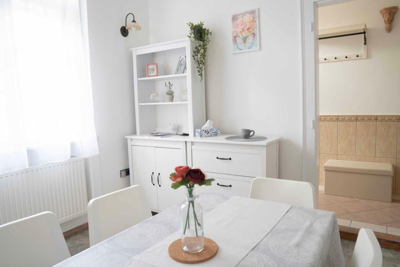 Katus Apartman Apartment Eger Exterior photo